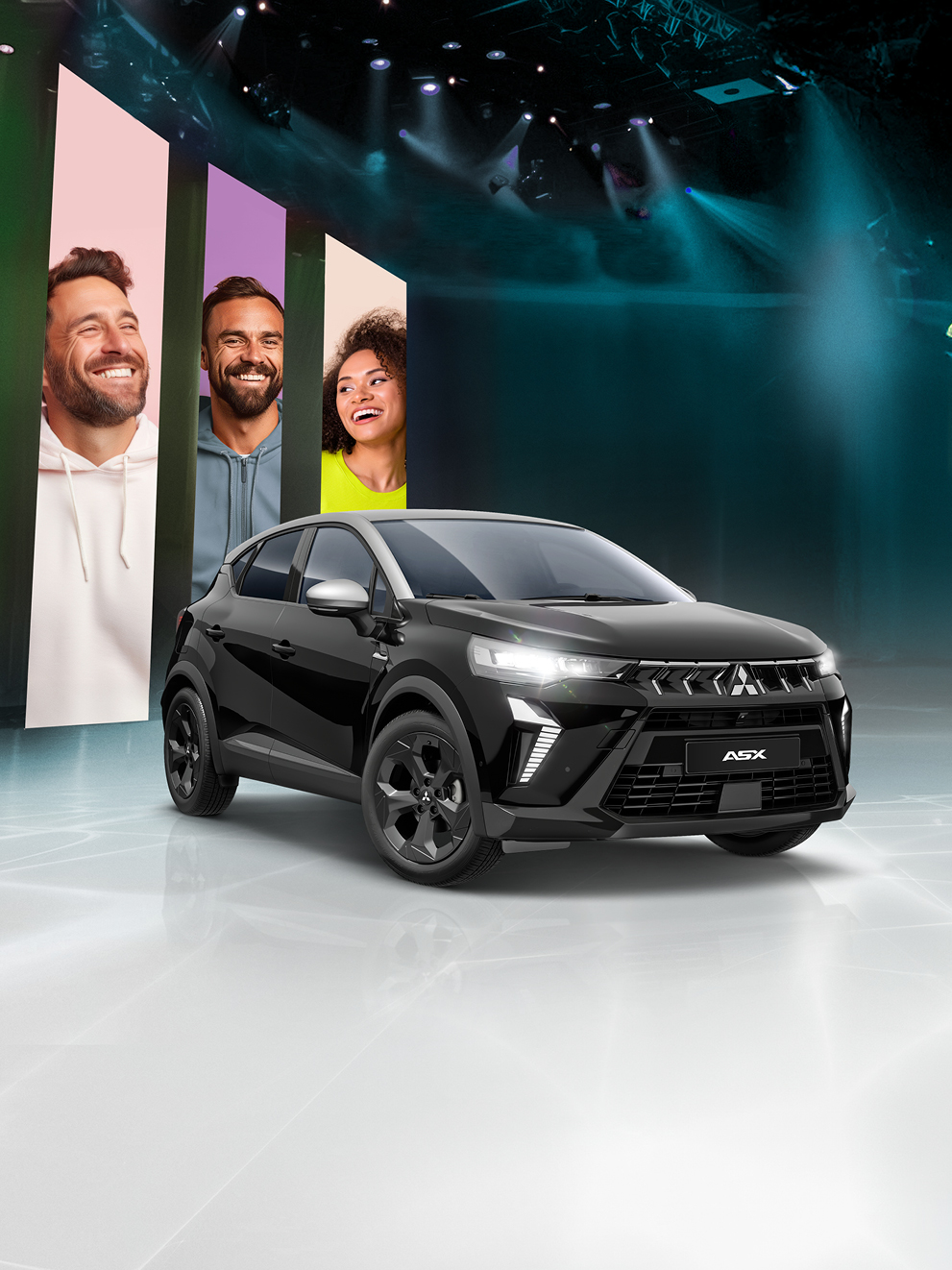 Mitsubishi ASX Black in Schwarz mit drei lächelnden Personen im Hintergrund vor blauem Bühnen-Setting